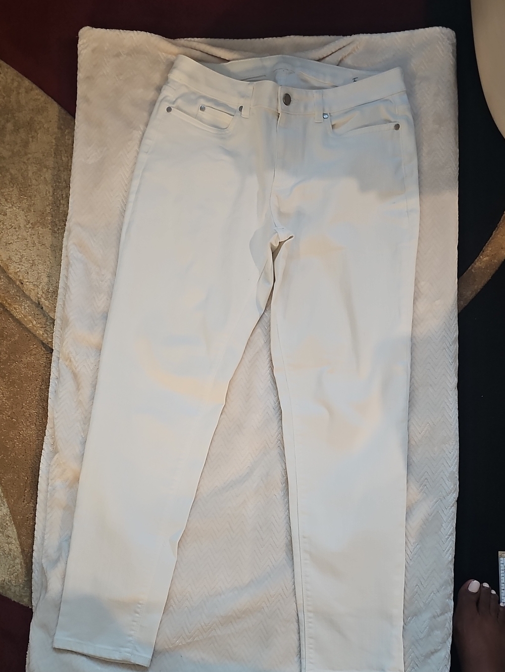 Two by Vince Camuto White Pants with Branded Waist Label